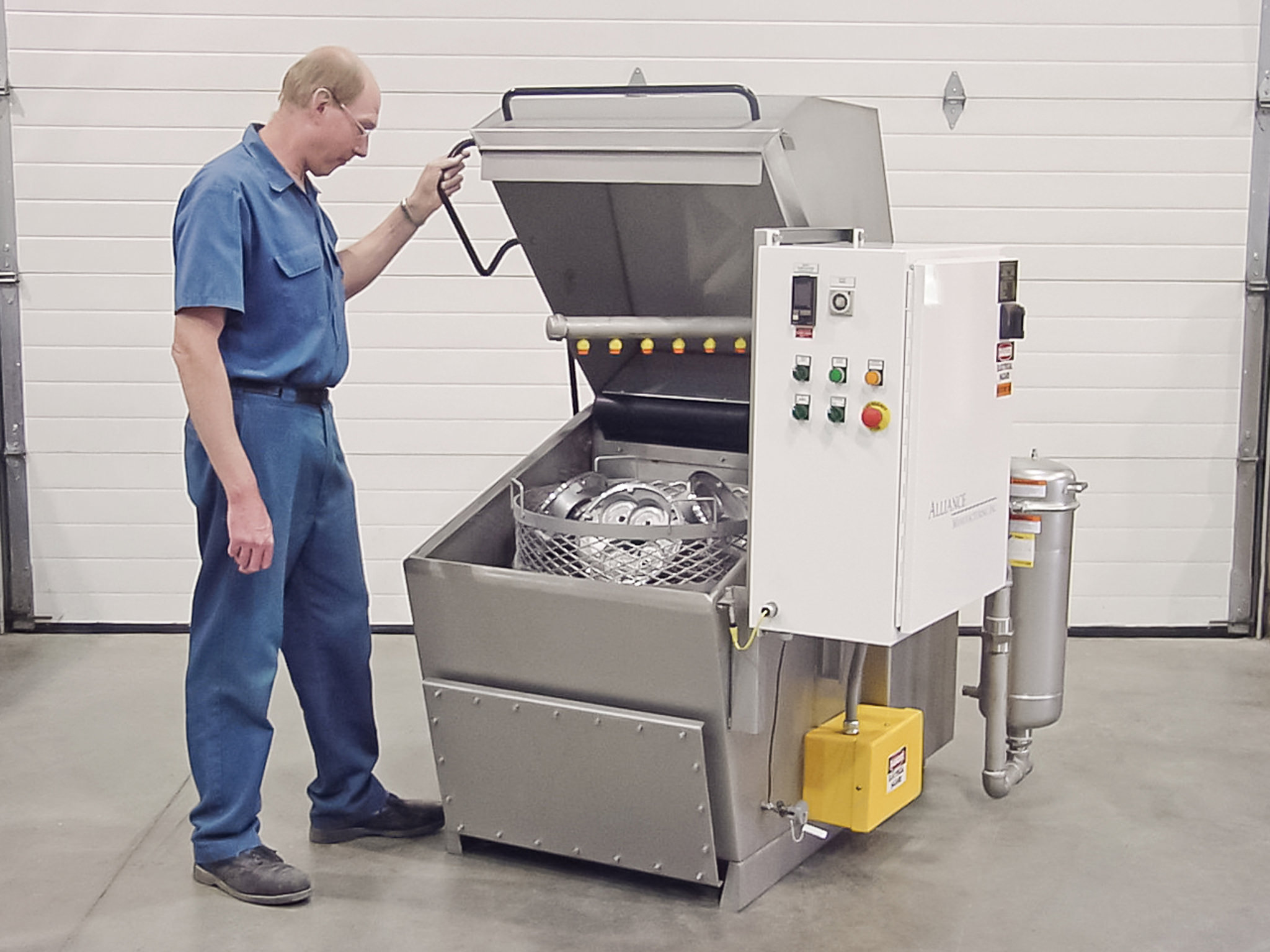 Small industrial parts washer for pneumatic components