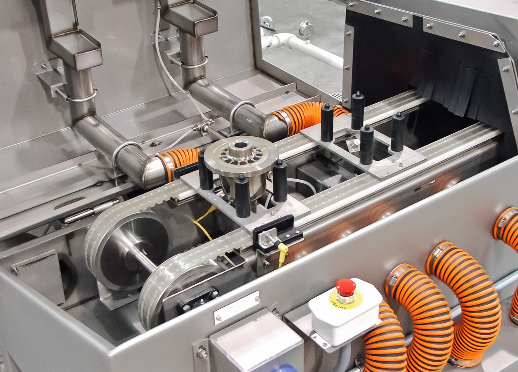 Oscillating wash station for front differential carriers