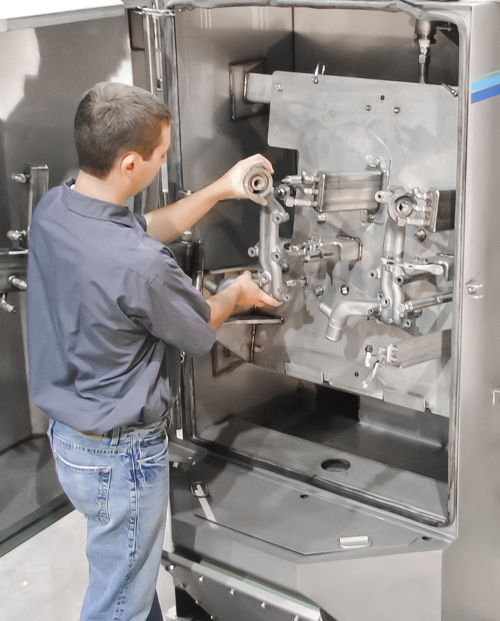 Cleaning oil filter adapters in a cabinet washer