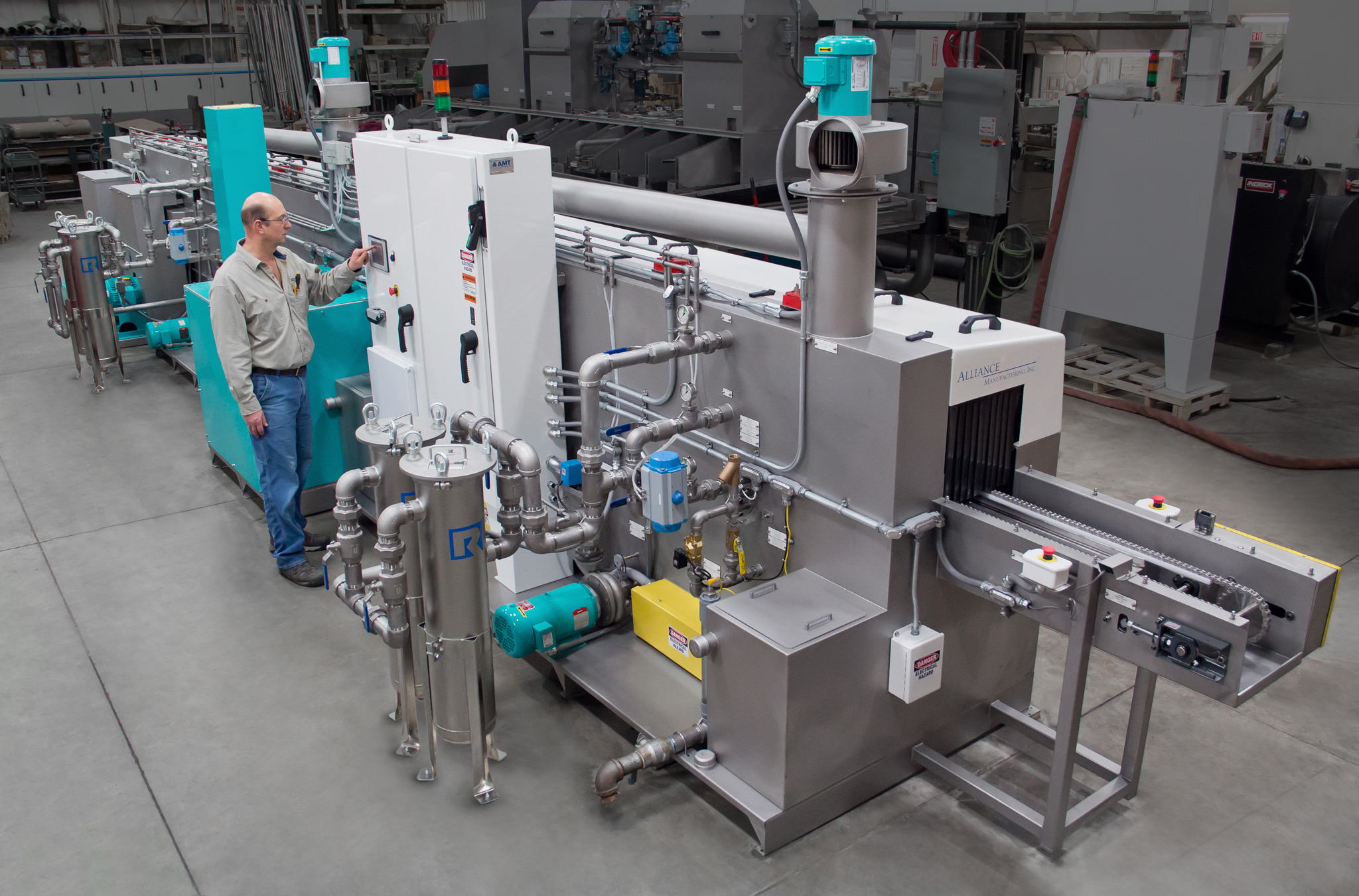 Cleaning vacuum housing and oil pump components