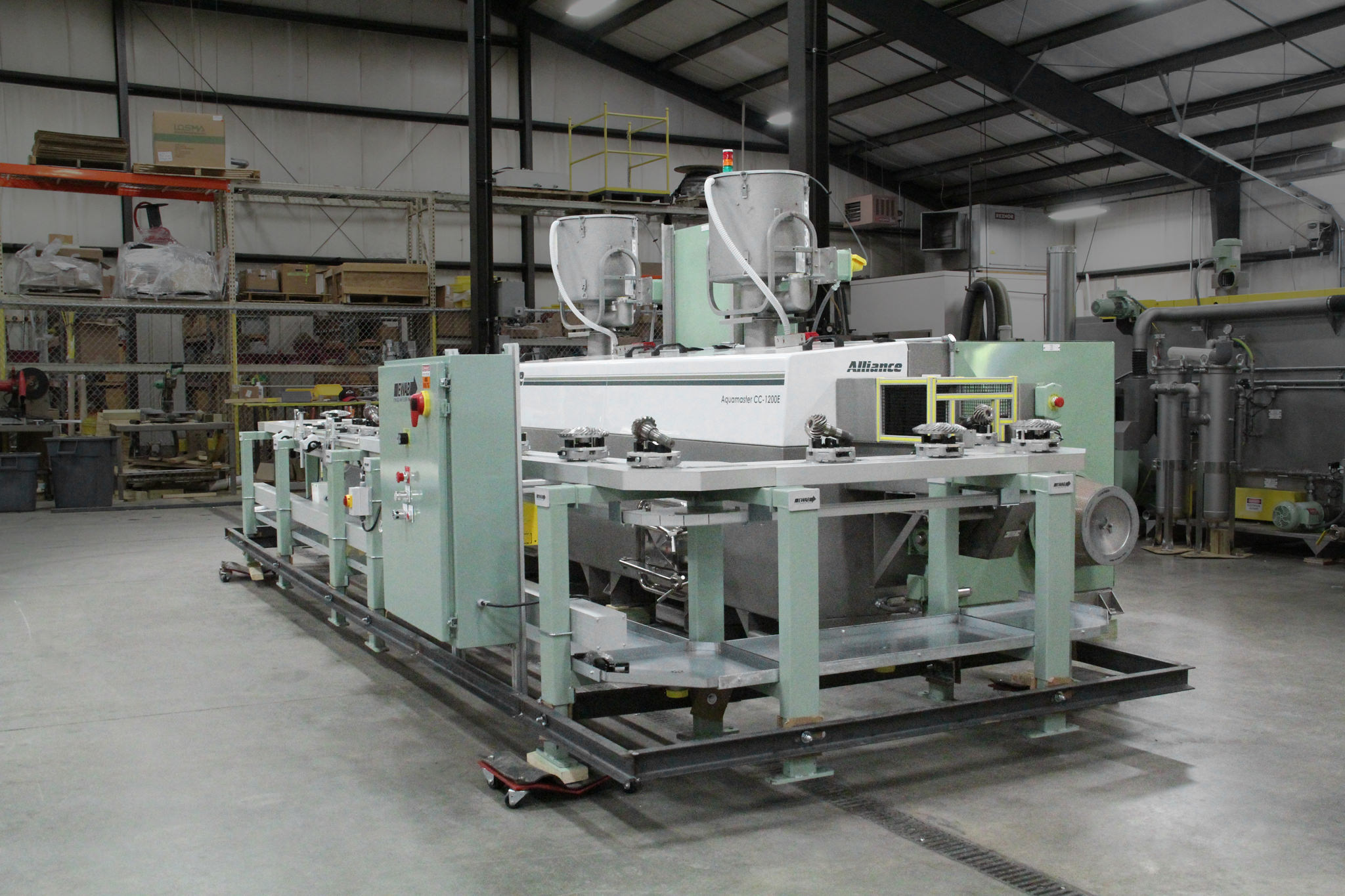 Steel ring and pinion cleaning on pallet conveyor