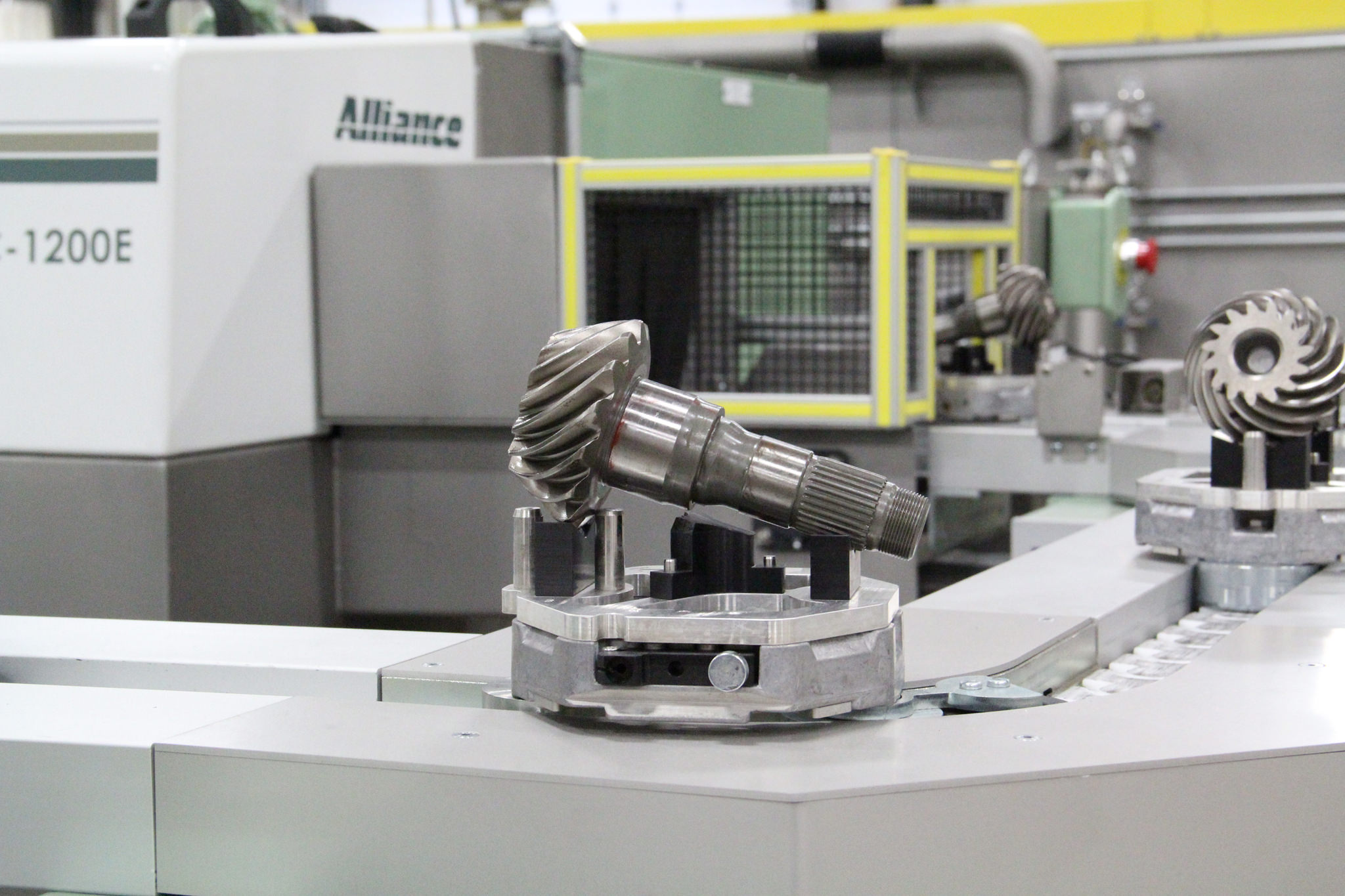 Automotive part cleaning on pallet conveyor