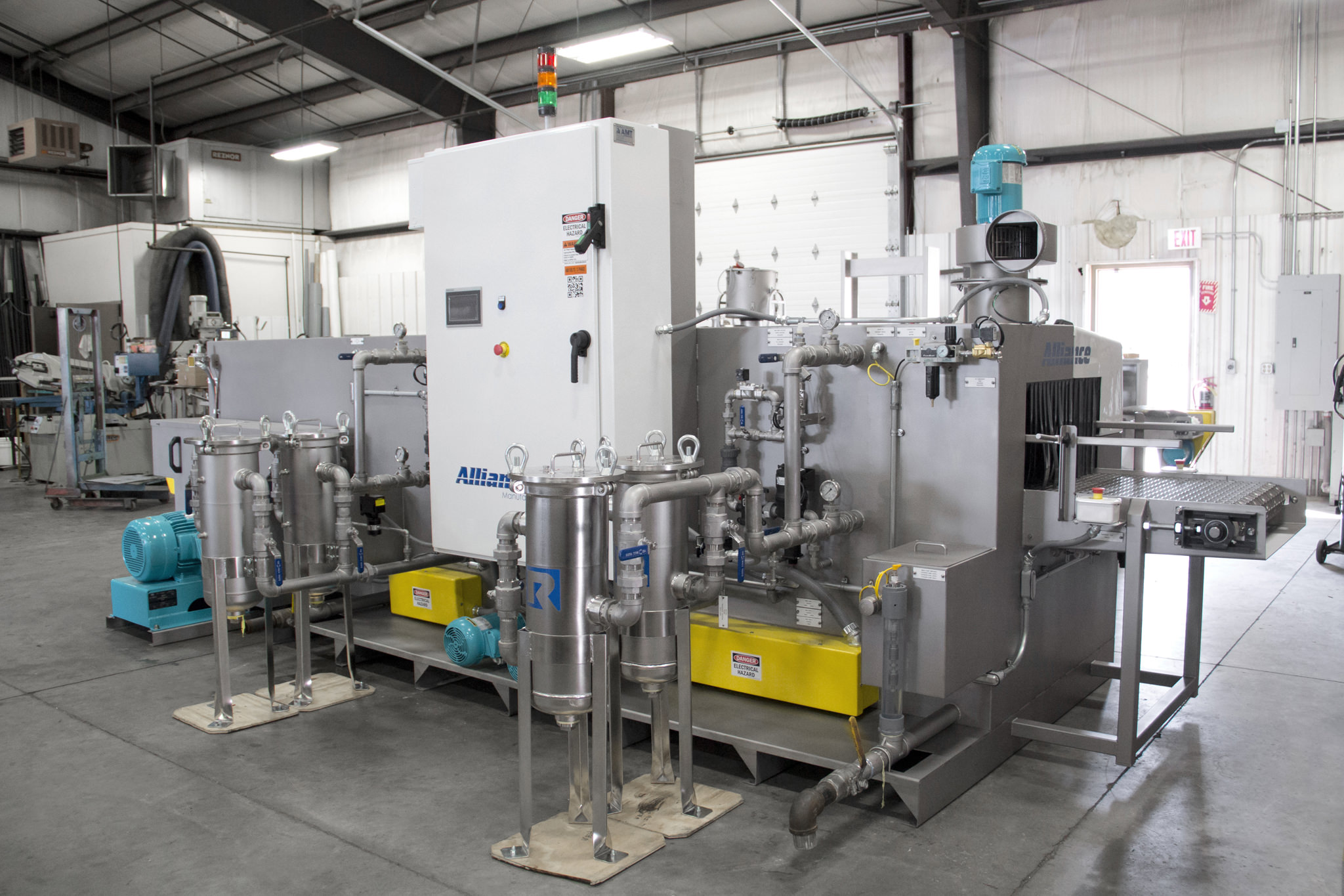 Conveyor belt parts washer with fine filtration