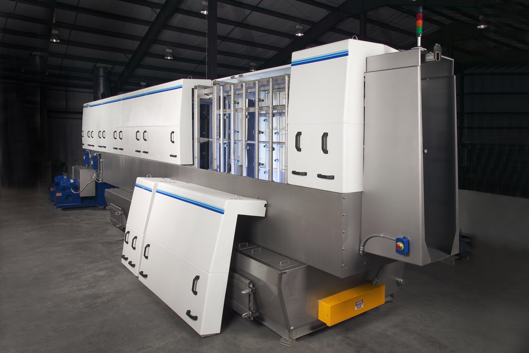 Cleaning sinks on a monorail parts washer