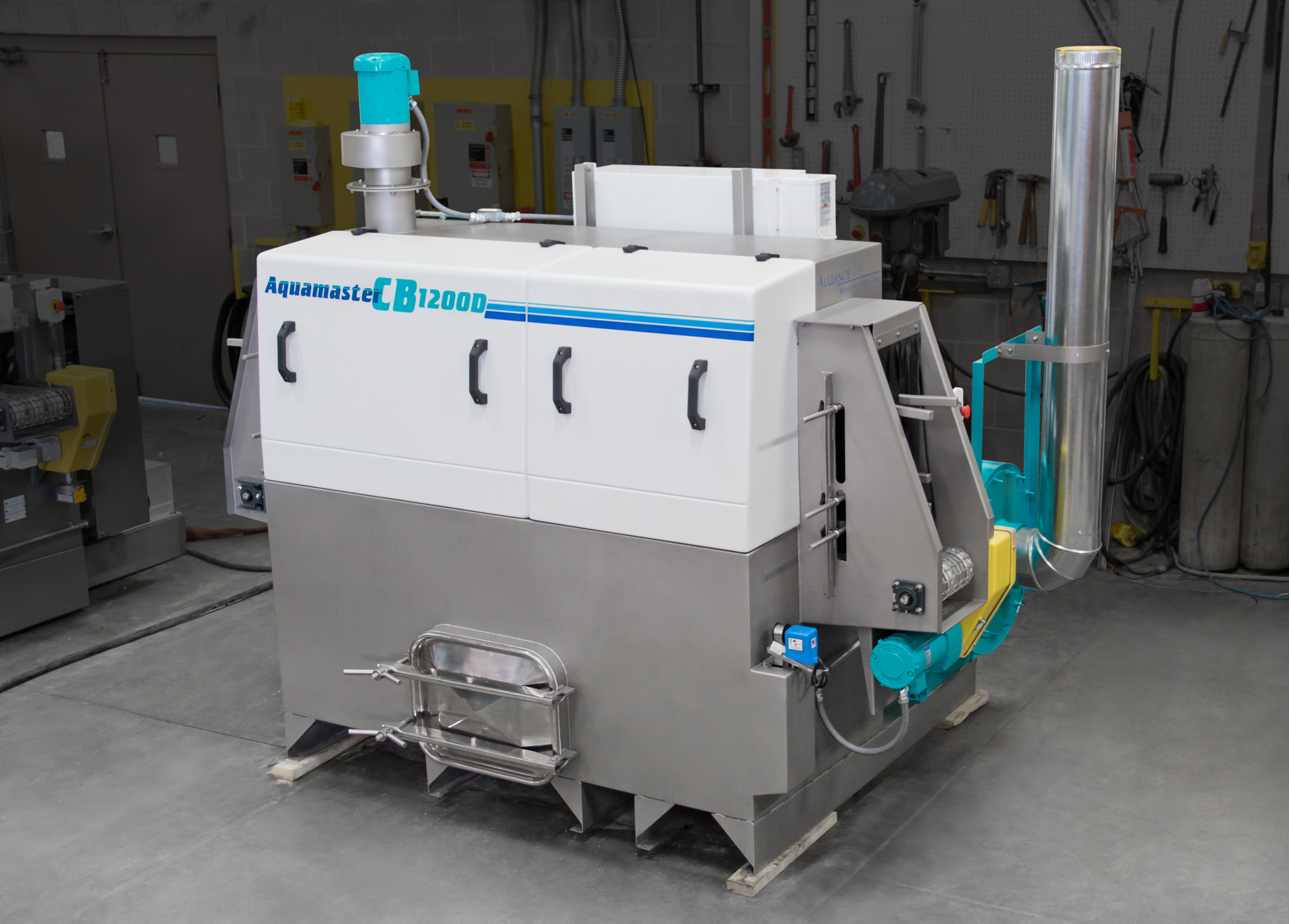 Washer for cleaning plastic trays and totes