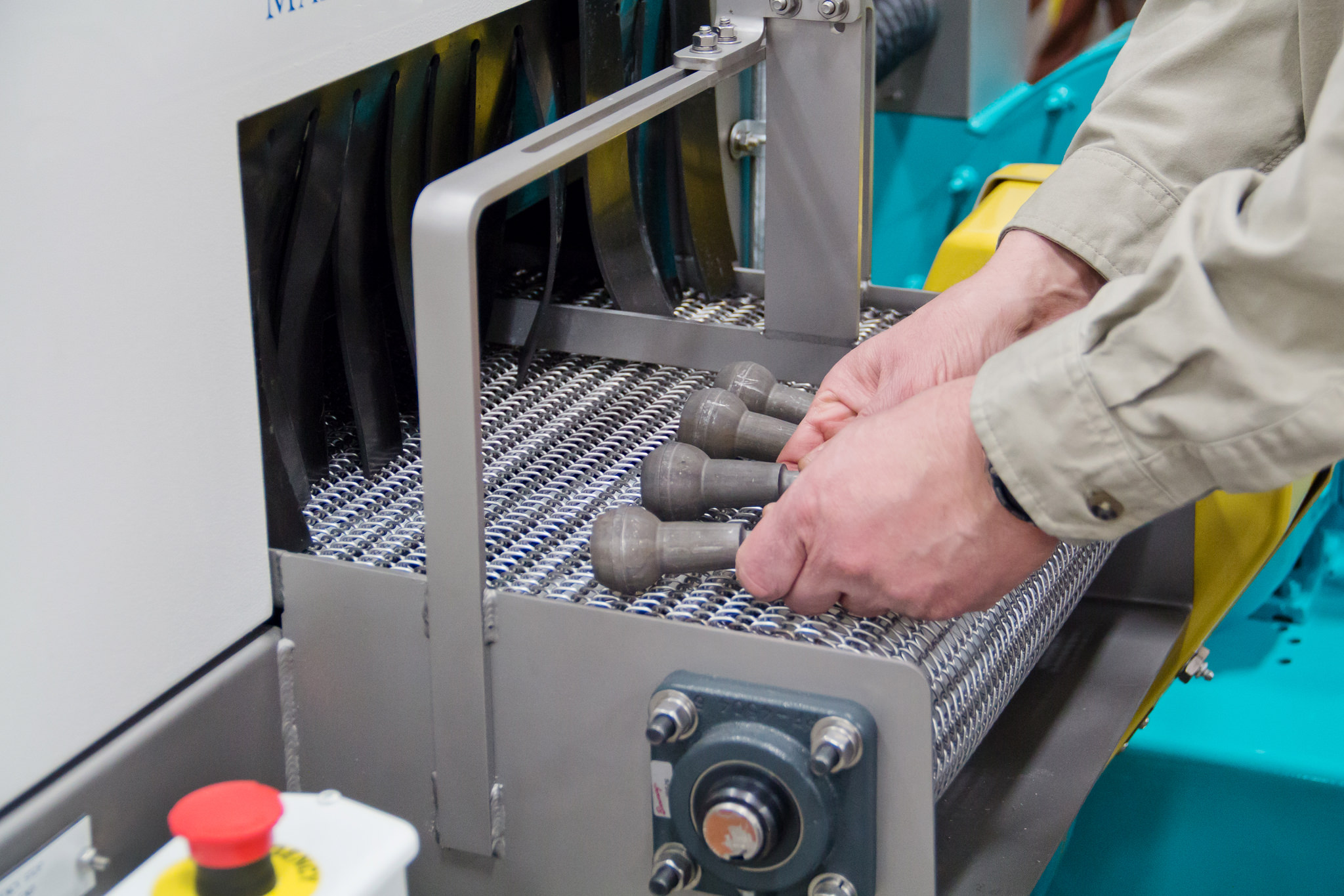 695_0006-Edit-2048 industrial parts washer operator