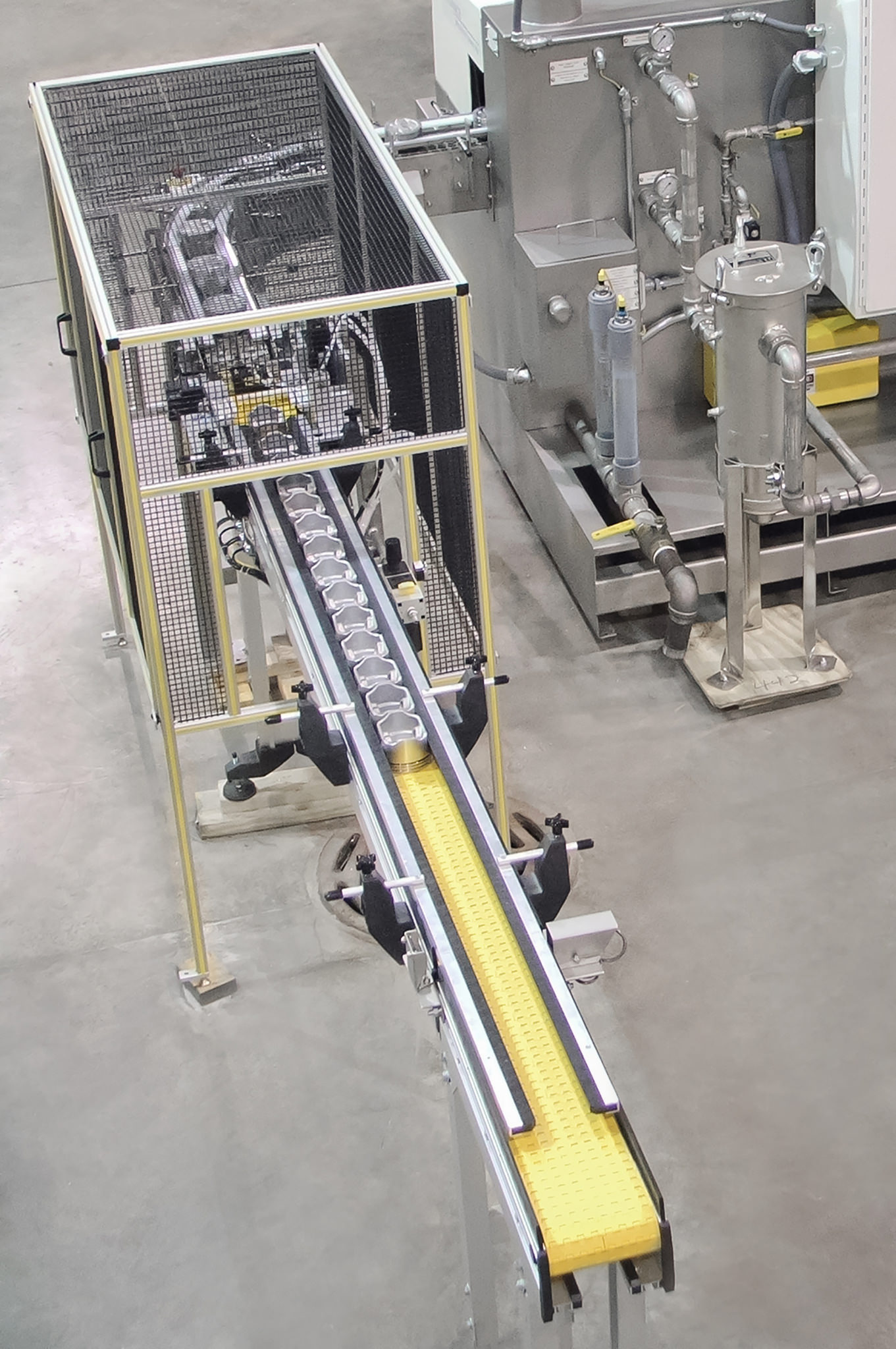 Parts washer for pistons